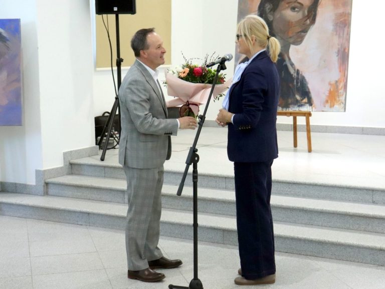 'Pomiędzy światłem i cieniem'. Poruszająca wystawa Anny Zawalich w Wisznicach