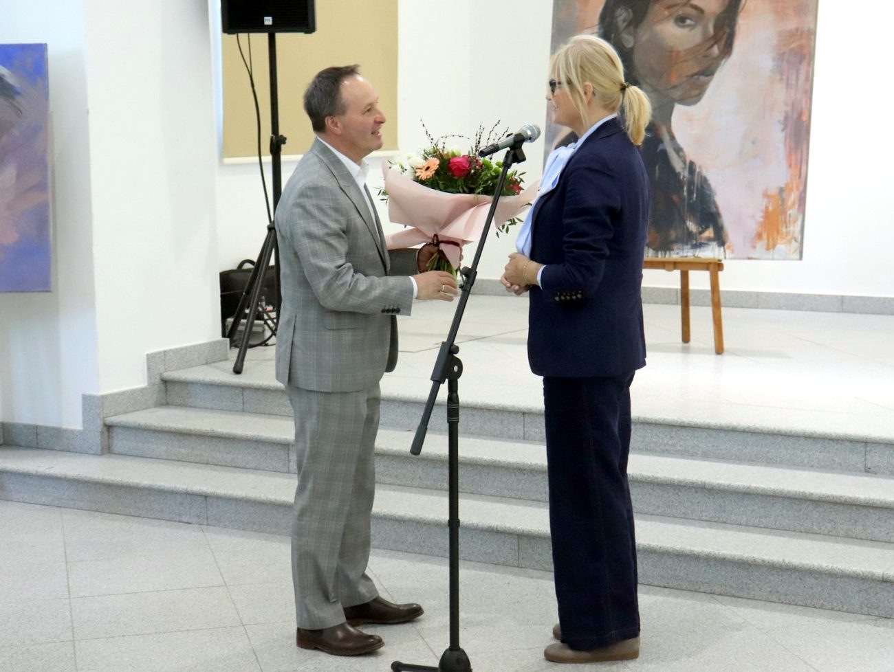 'Pomiędzy światłem i cieniem'. Poruszająca wystawa Anny Zawalich w Wisznicach