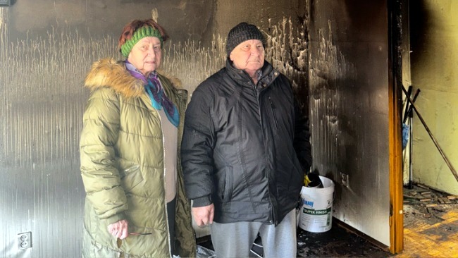 Wnuczek prosi o ratunek dla dziadków. Pożar zniszczył ich mieszkanie, została tylko nadzieja i zbiórka