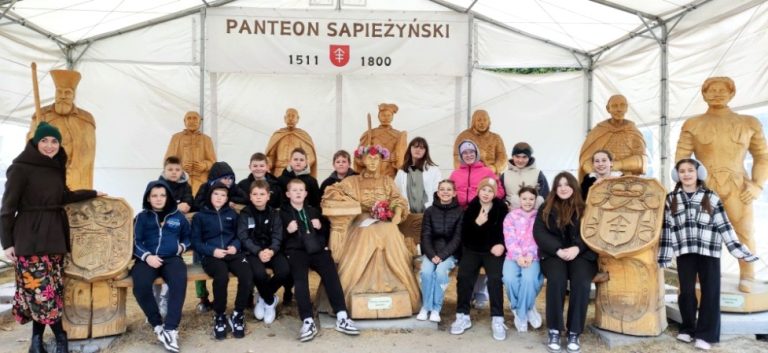 Sodziaki, cukier jodłowy i historia Sapiehów. Uczniowie z Zalesia z wizytą u Panny Apteczkowej