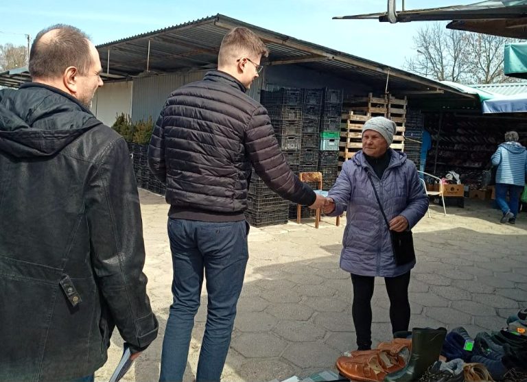 'Kupuj Polskie, Kupuj Lokalne'. Przedświąteczna akcja narodowców na bialskim targowisku