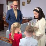Świąteczna wizyta Pszczółek. Przedszkolaki z Rakowisk odwiedziły Urząd Gminy