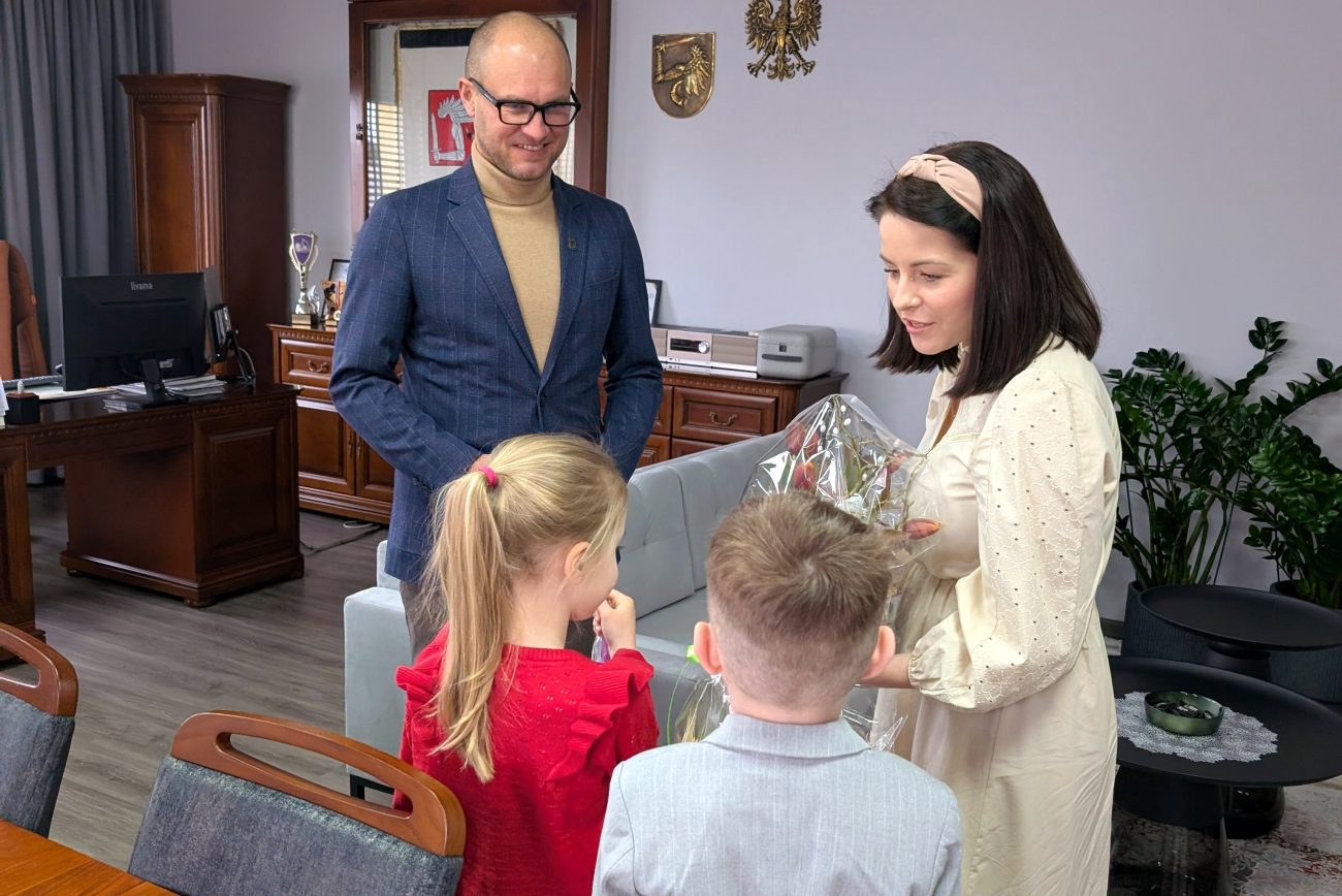 Świąteczna wizyta Pszczółek. Przedszkolaki z Rakowisk odwiedziły Urząd Gminy