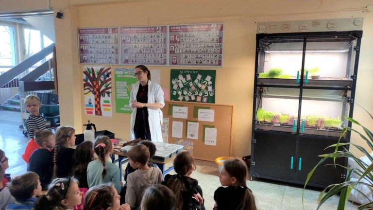 Warzywa sterowane smartfonem w Łomazach? Technologia z NASA w szkolnych stołówkach