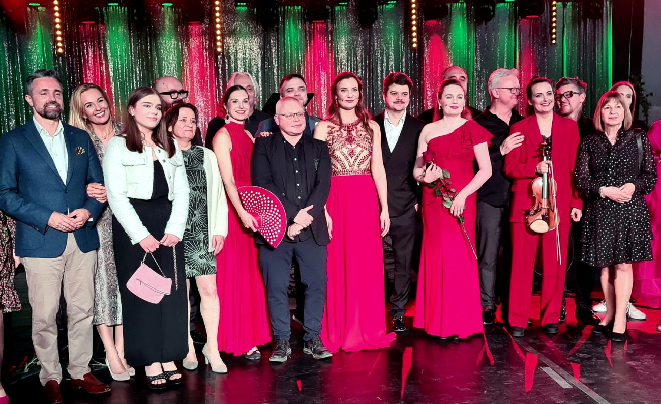 Muzyczna fiesta w amfiteatrze! Koncert 'Viva España' porwał setki bialczan [ZDJĘCIA]