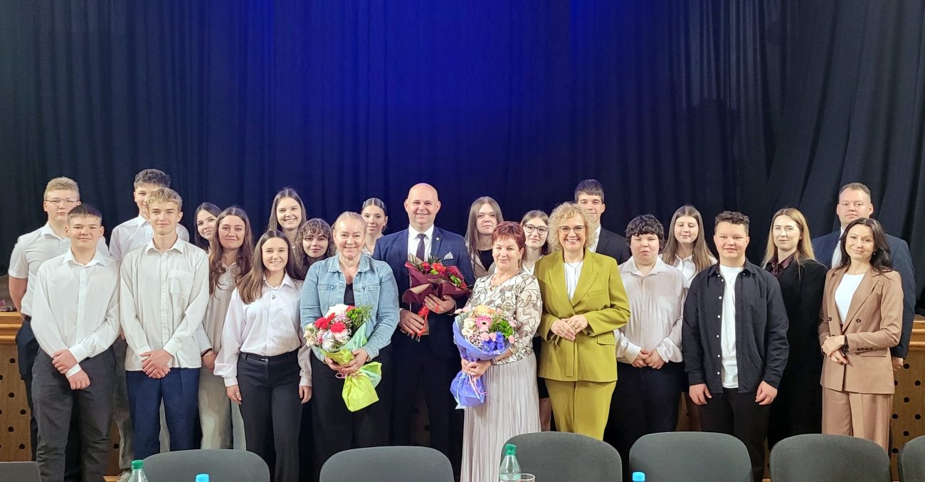 Lekcja demokracji na żywo. Ósmoklasiści z Zalesia z wizytą na sesji Rady Gminy