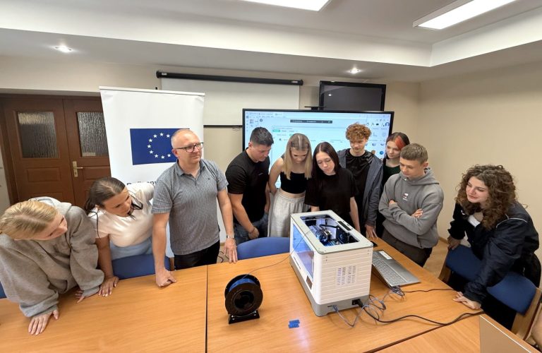 Trzeci wymiar edukacji. Młodzież z Roskoszy projektuje i drukuje w 3D przed zagranicznymi stażami