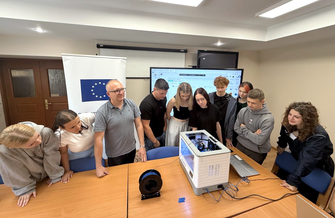Trzeci wymiar edukacji. Młodzież z Roskoszy projektuje i drukuje w 3D przed zagranicznymi stażami