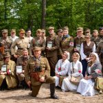 Hołd dla bohaterów w lasach koło Kopytnika. Odsłonięto pomnik 27. Wołyńskiej Dywizji Piechoty AK i odtworzono codzienne życie partyzantów [GALERIA ZDJĘĆ]
