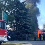 [FILM] Ogień w zwartej zabudowie Białej Podlaskiej przy Brzeskiej. W akcji aż 8 zastępów straży pożarnej