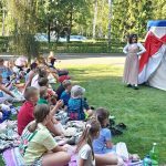 Magia teatru i wspólna zabawa w Małaszewiczach. Międzypokoleniowe spotkanie pełne uśmiechu