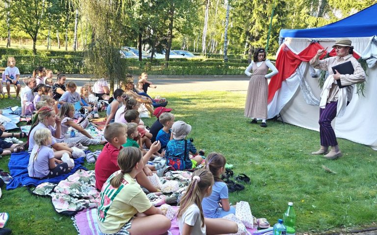 Magia teatru i wspólna zabawa w Małaszewiczach. Międzypokoleniowe spotkanie pełne uśmiechu