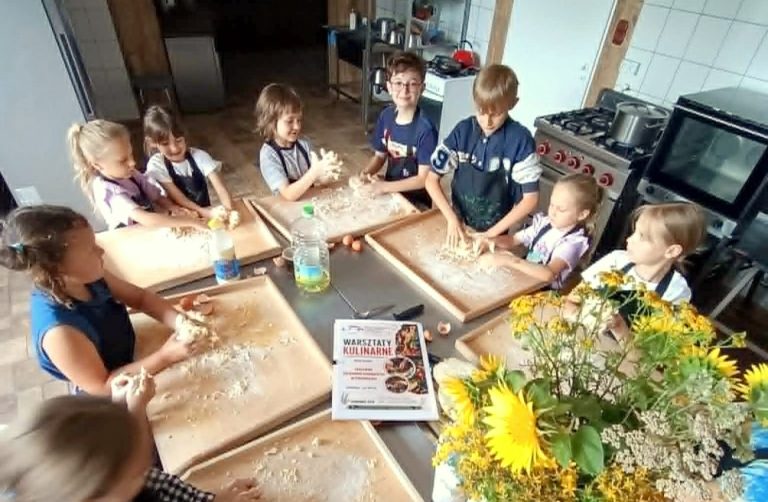Smaki tradycji w rękach najmłodszych. Dzieci odkrywały tajniki regionalnej kuchni w Perkowicach
