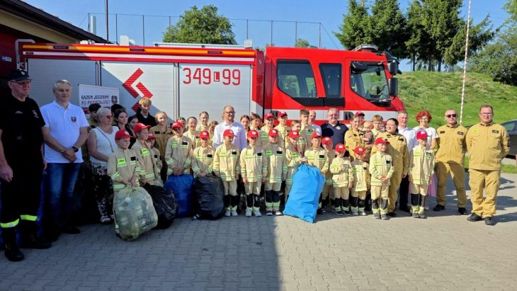 Milion butelek i puszek na nowy samochód. Ekologiczna i innowacyjna akcja OSP Sławacinek Stary