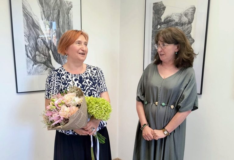 Skalne formacje zastygłe w ołówku. Niezwykły, rodzinny wernisaż wystawy Wiesławy Kalickiej w Galerii Podlaskiej