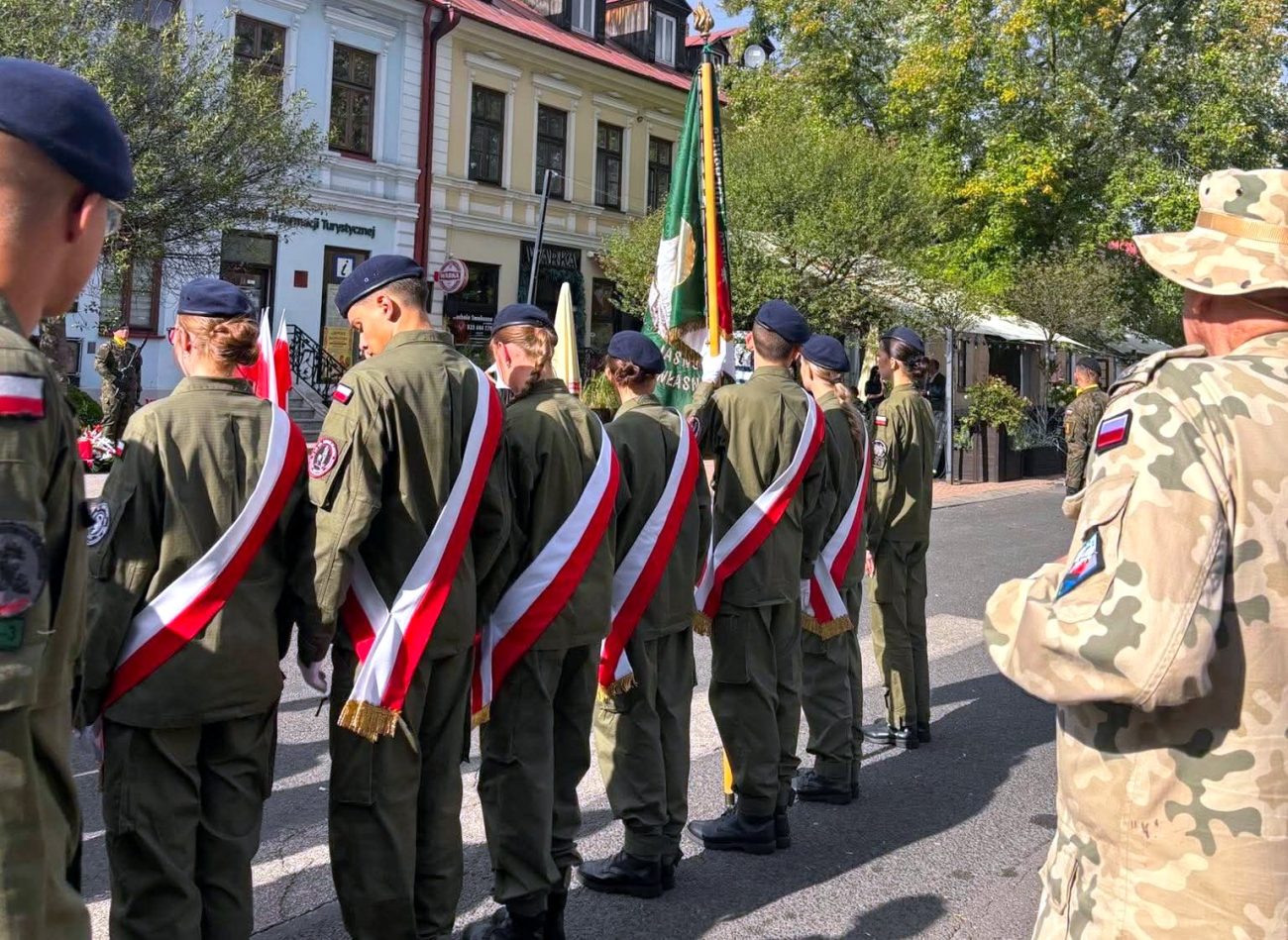 Pamięć, dyscyplina i hołd dla bohaterów. Kadeci z Platerki w obchodach 87. rocznicy wybuchu II wojny światowej