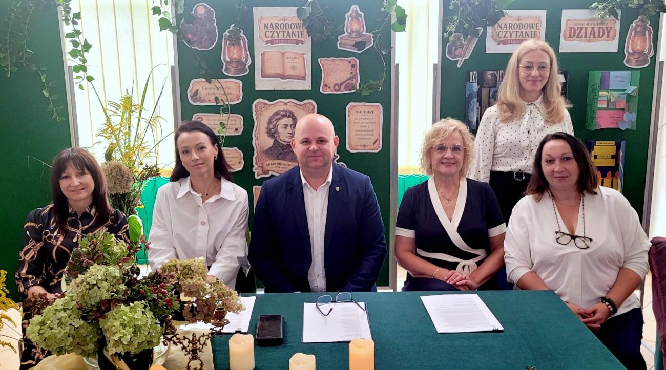 Arcydzieło Mickiewicza wybrzmiało w Zalesiu. 'Dziady' lekturą Narodowego Czytania 2026