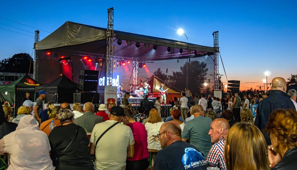 Muzyczne gwiazdy, boks i salwa armatnia. Terespol hucznie pożegnał wakacje! [RELACJA]