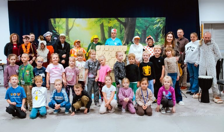 Gdy muzyka i teatr łamią bariery. Zgrana Paczka zachwyciła przedszkolaków w Rakowiskach [ZDJĘCIA]