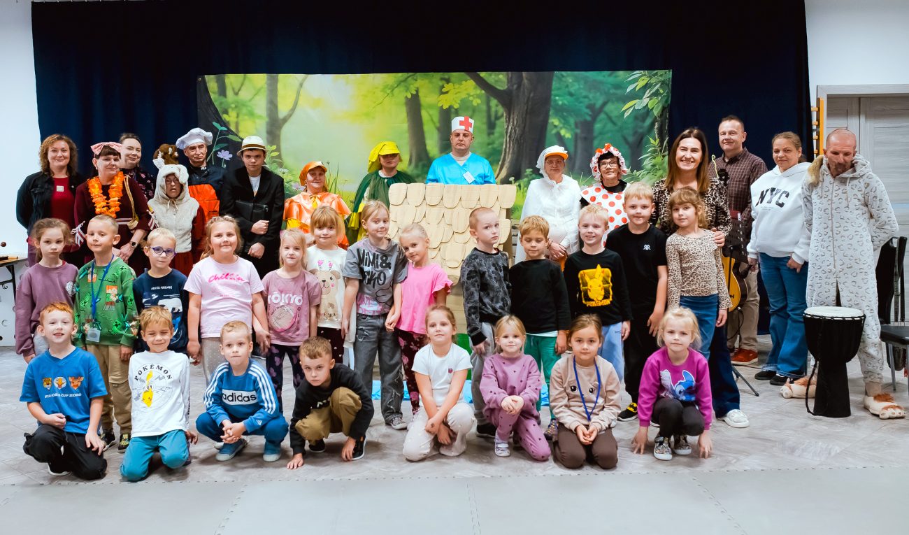 Gdy muzyka i teatr łamią bariery. Zgrana Paczka zachwyciła przedszkolaków w Rakowiskach [ZDJĘCIA]