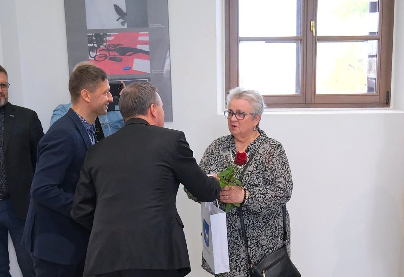 Magia fotografii w Wisznicach. Wystawa 'Migawki z Podlasia' upamiętnia Adama Trochimiuka
