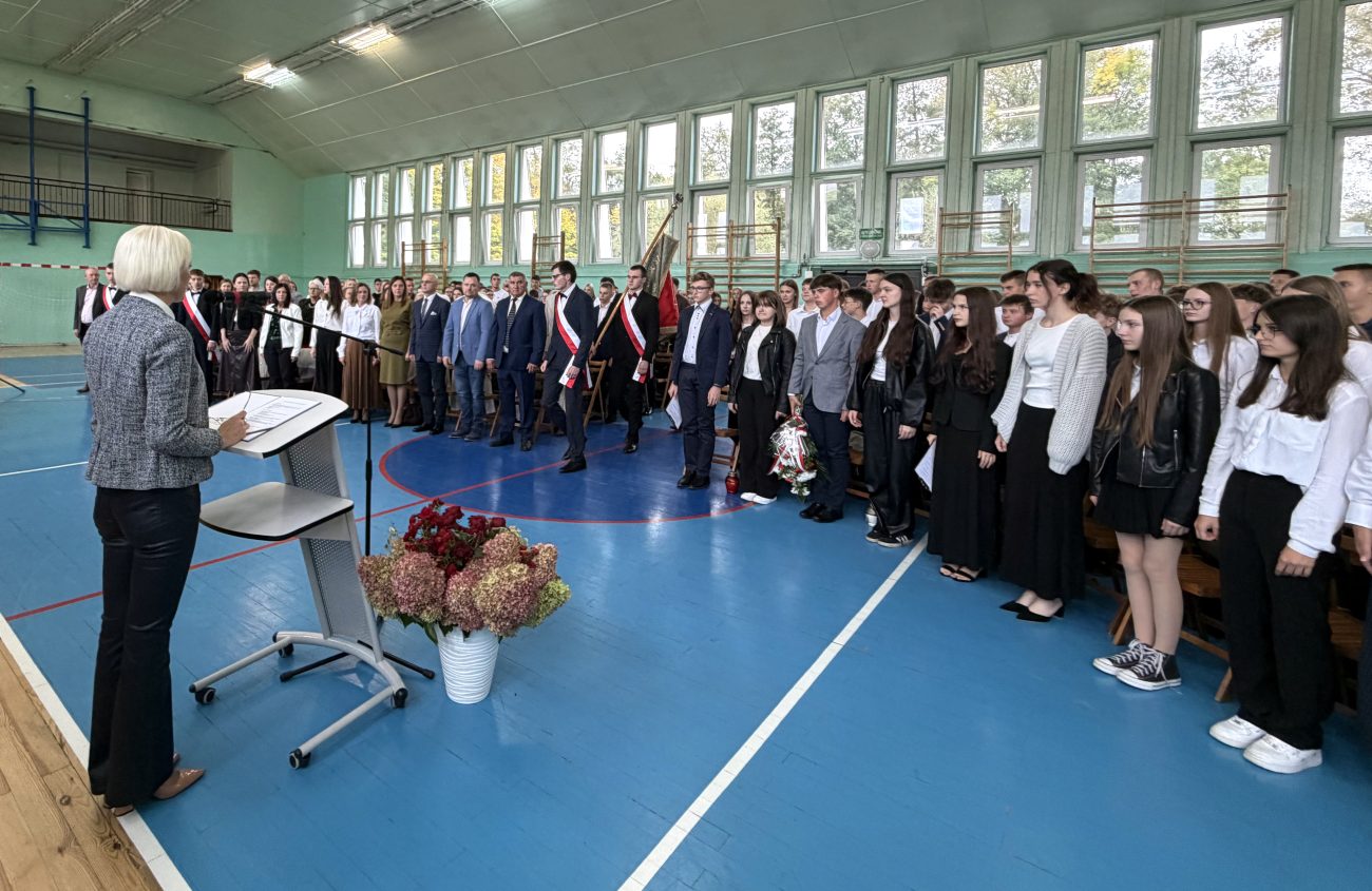 Kolejny rocznik dołączył do społeczności ZSCKR w Leśnej Podlaskiej. Święto edukacji i uroczyste ślubowanie [ZDJĘCIA]