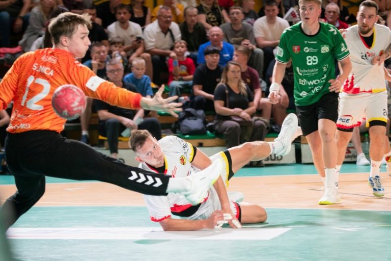 Tylko dwie bramki w 21 minut! Dramatyczny przestój i sensacyjna porażka AZS-AWF z outsiderem